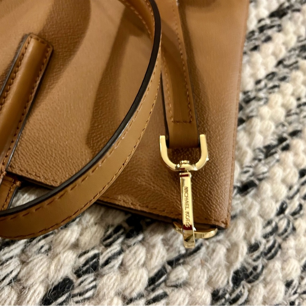 SOLD.    NEW Michael Kors Large Tote Snap Close Crossbody - Picture 9 of 9